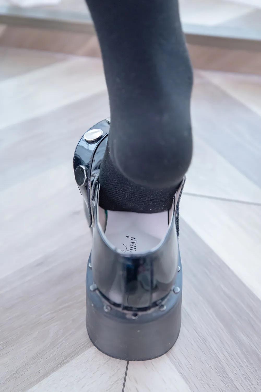 神楽坂真冬《丝袜领域2》近距离欣赏稚嫩美腿(24)