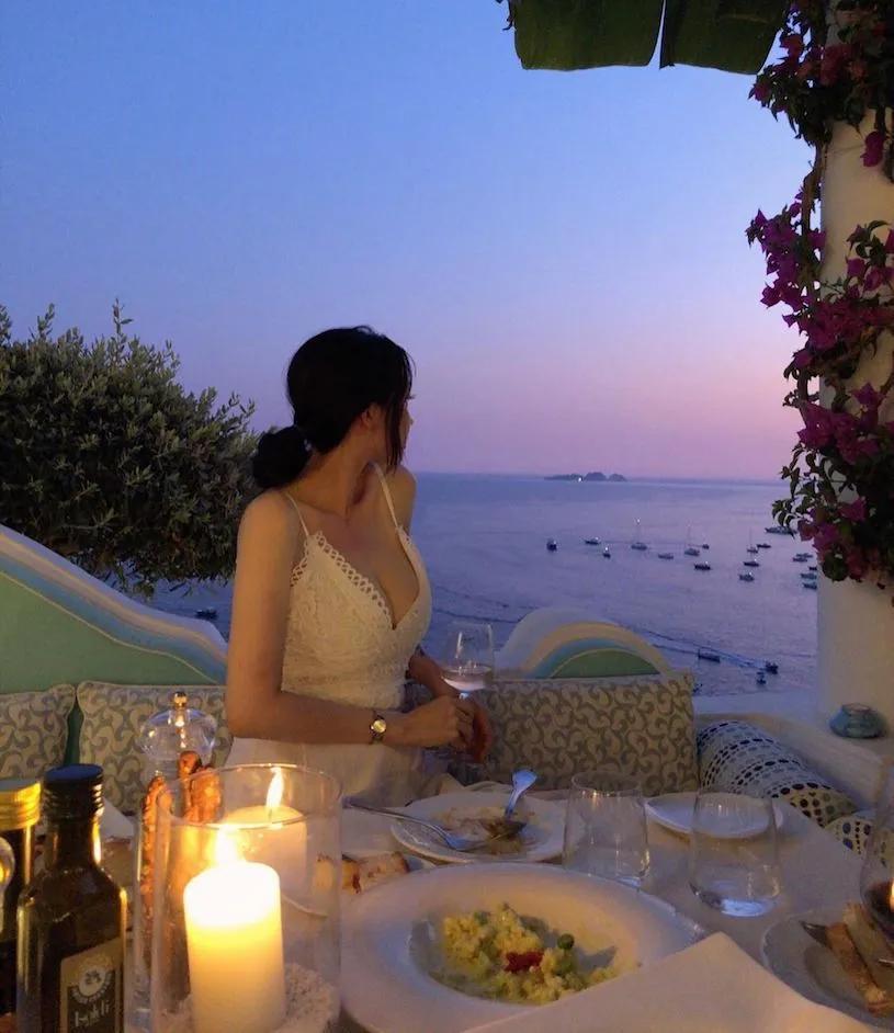 爆乳比基尼妹「双脚开开做独木舟」，邪恶的坐姿超引人遐想…-小湿妹图(14)