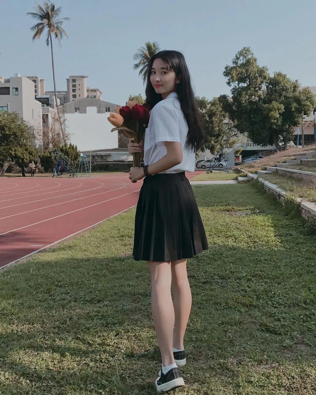 甜美女孩神之腿「细长又匀称」清新气质让网友都恋爱了，「精致容颜」网直呼仙女下凡！(1)