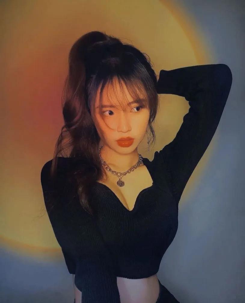 爱喝黑糖鲜奶的「性感平面设计师」，「露一边的胸型」特别诱人！