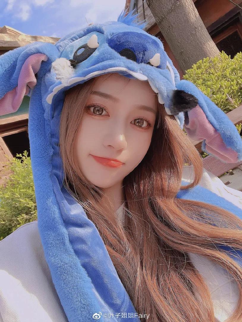 性感辣妹「海边回眸照」太杀，「白皙美背」实在好优质！-小湿妹图(7)