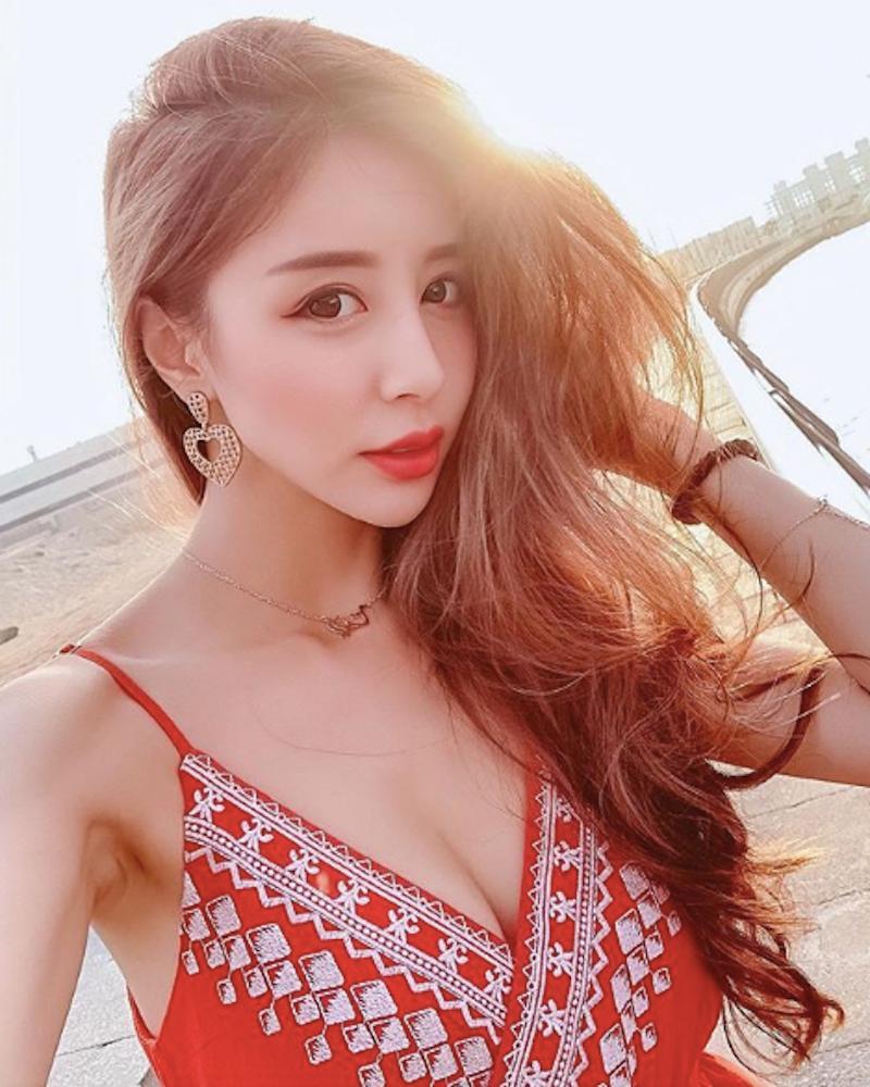 台湾优质空姐「瑞塔儿」辣到国外！两座「国产少女峰」称霸匈牙利浴场！(12)