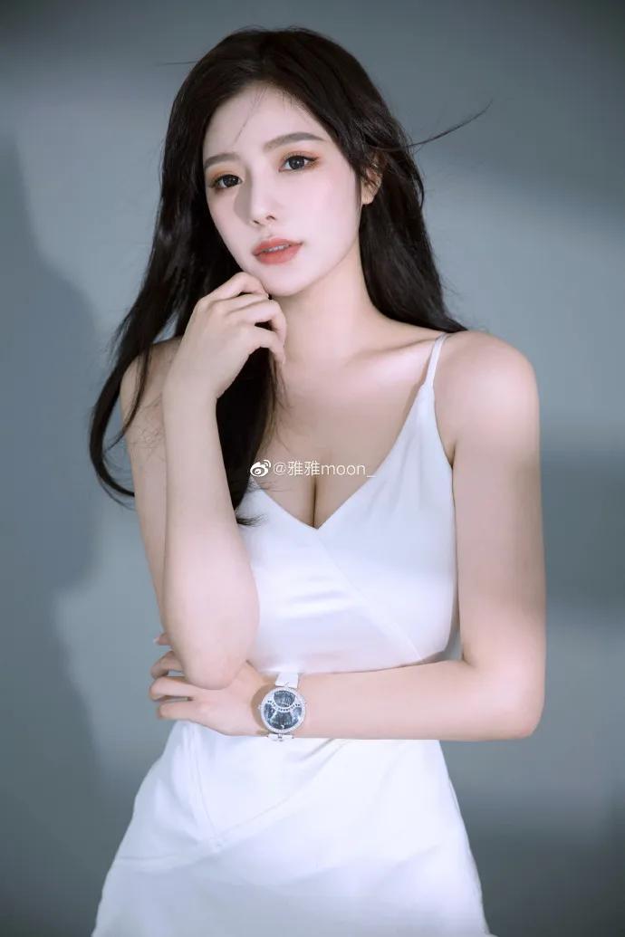 清华大学「高材生正妹」清纯可爱，脖子以下「两座雪山」却让人移不开眼！-小湿妹图(27)