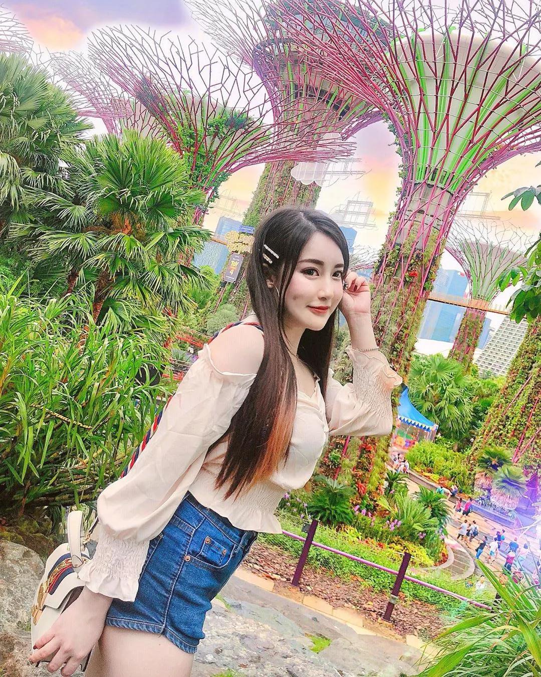 百货公司前的「红衣爆乳妹」，「白皙美胸」让路人都忍不住回头！(47)