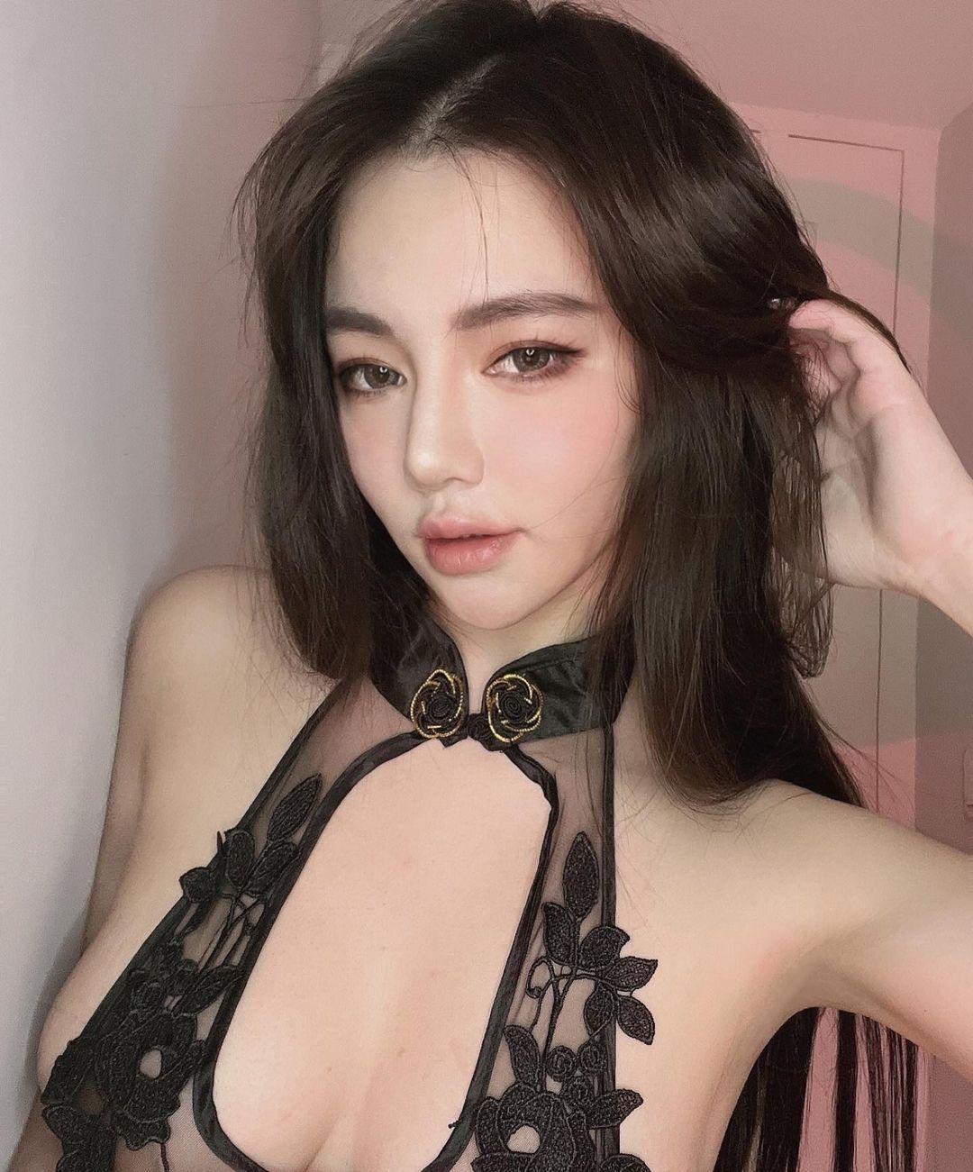 「Dora」没有尺度极限，软绵绵「棉花糖雪乳」凶猛溢出，低胸爆乳网友大叹受不了啦(10)