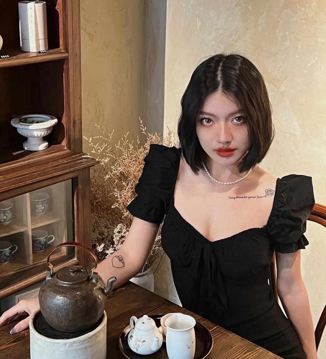 「短发小只马」丁字裤顶出「销魂蜜桃香」，水蛇细腰造就火烫曲线-小湿妹图(15)