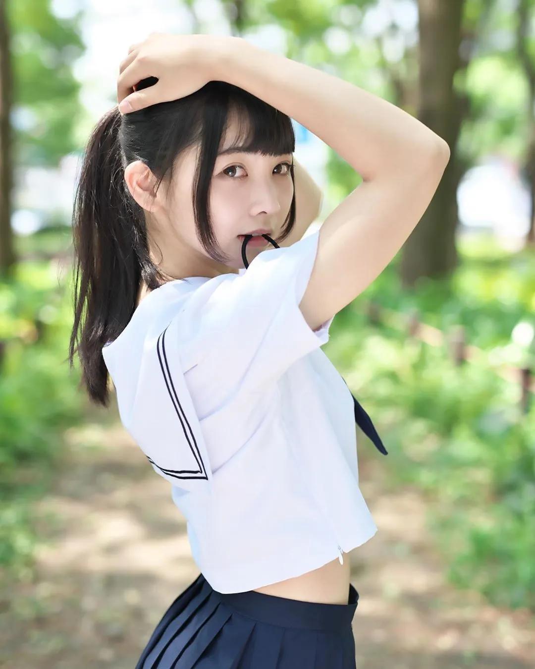 清纯樱花妹「成海留那」马尾水手服满满初恋感　绑头发「回眸灿笑」自然魅力让人沈醉(2)