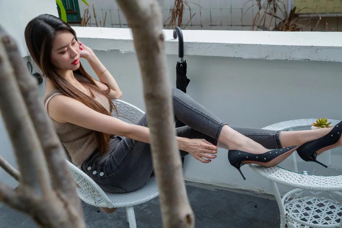 網絡美女SIA不吃魚蜜大腿白哲主題性感低胸上衣配牛仔褲超薄絲襪秀美腿玉足迷人寫真128P(17)