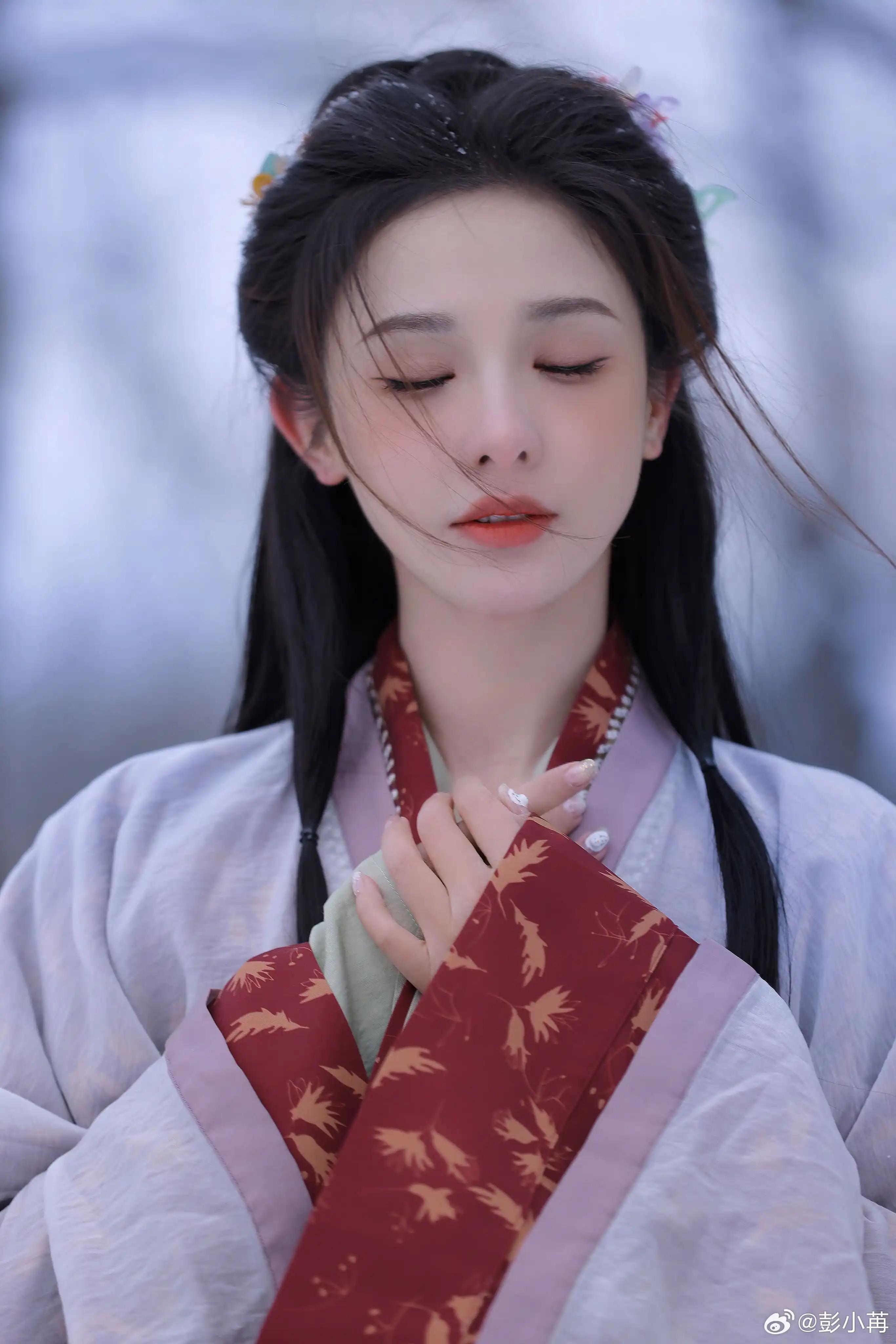 白雪轻衫一剪梅—彭小苒[高清套图](3)