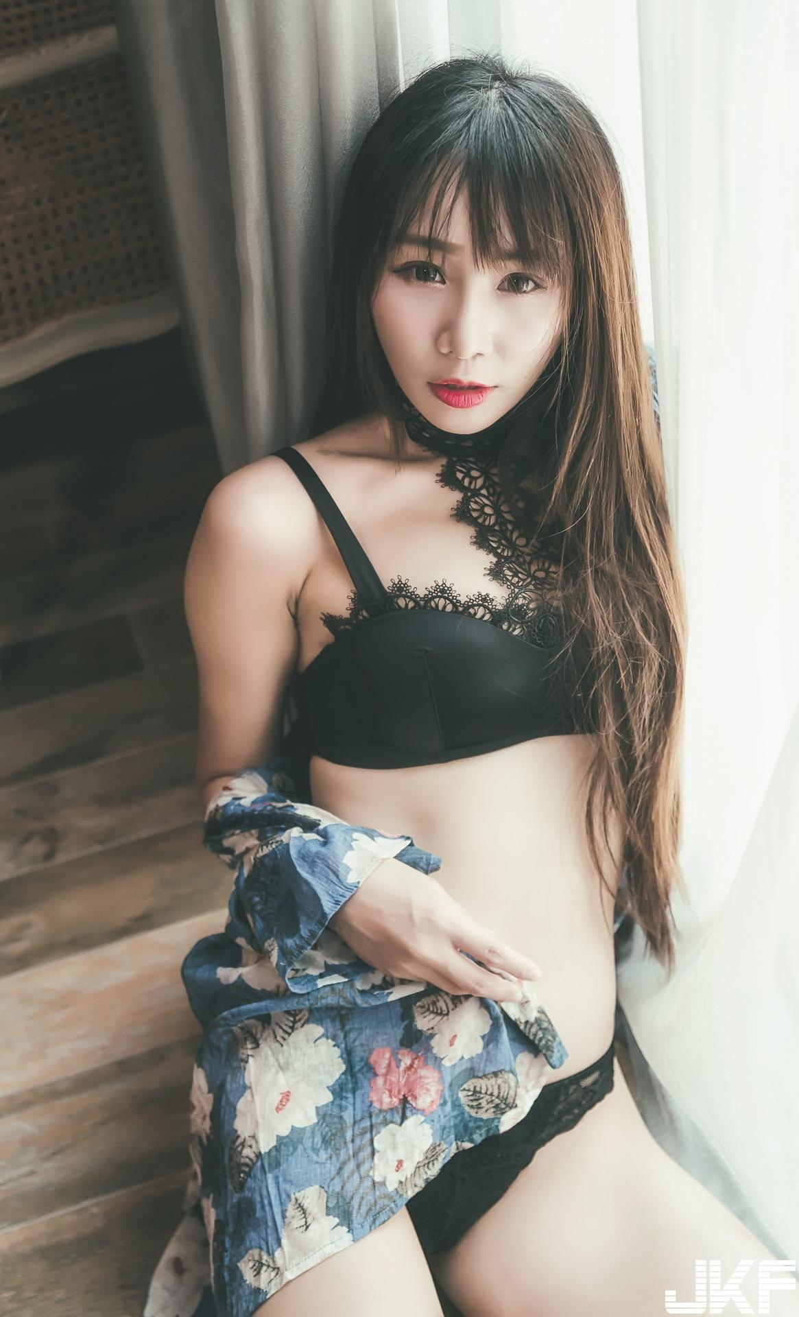 浑圆饱满的白皙雪乳！　气质阳光美少女「机机 Shacy」！(9)