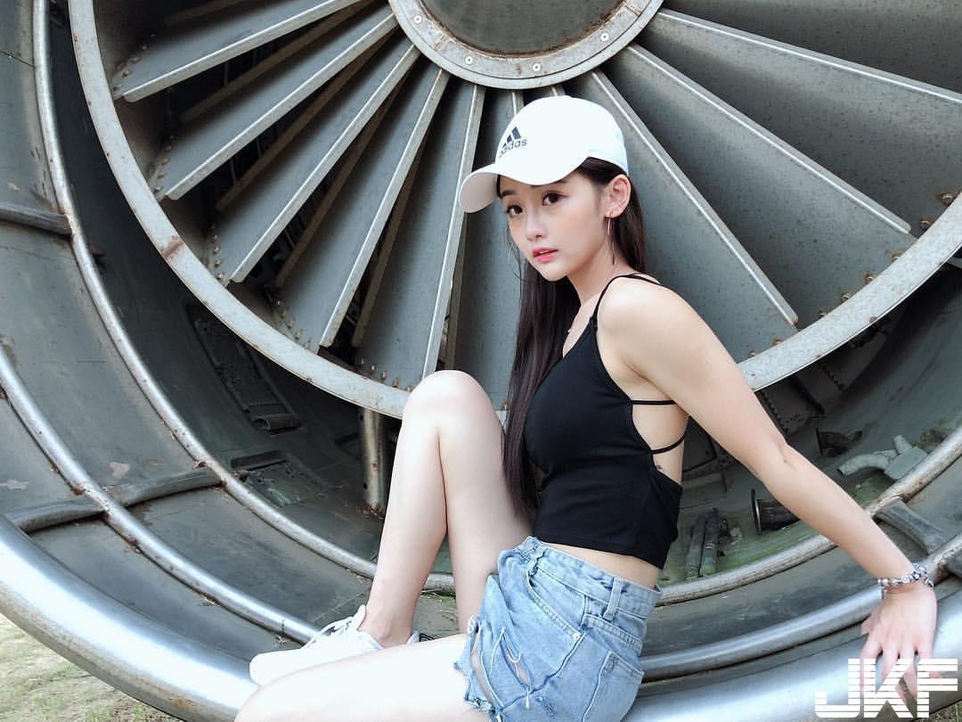 幼教老师 Nini 小露事业线与美腿大方亮眼(5)