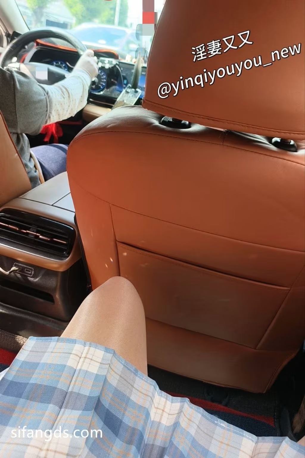 淫妻又又： 熟女戶外露出博主 Ep.003 (97 photos + 40 videos) - ( Page 1 / 5 )(49)