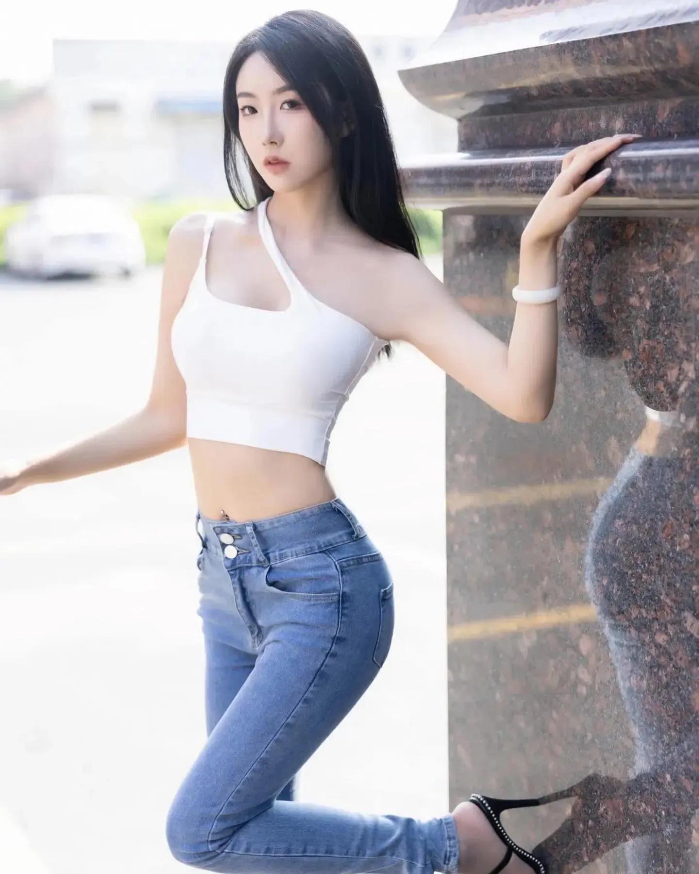 甜美网红「苏苏baby」深深地被火辣身材吸引(7)