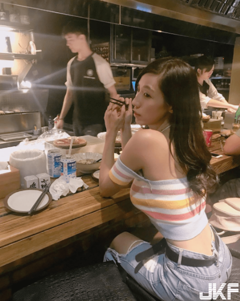 一字领爆乳正妹！「美乳蜂腰」的绝妙好身材！连背影曲线都这么杀啊！(20)