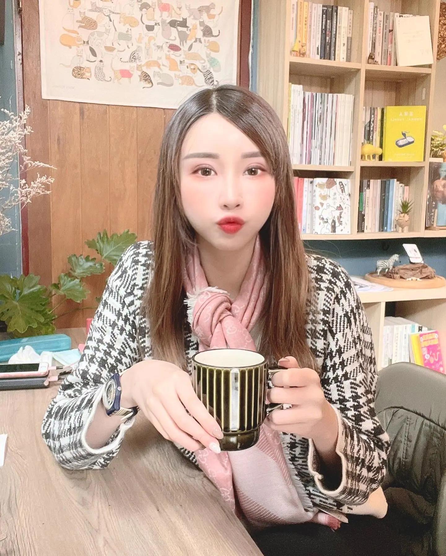 白嫩肌肤让人心动！正妹「熊熊」水汪大眼超无害　却有超凶狠 E 杯胸器-小湿妹图