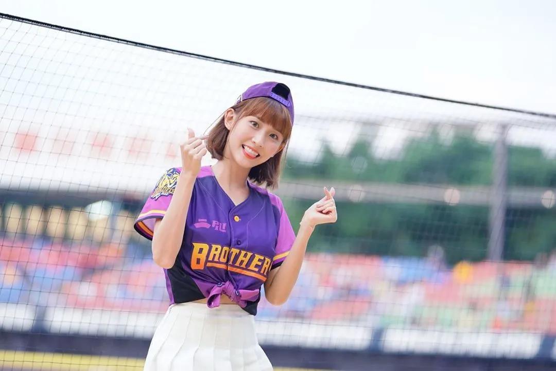 啦啦队甜心粿粿 水汪汪的大眼让人无法抗拒(13)