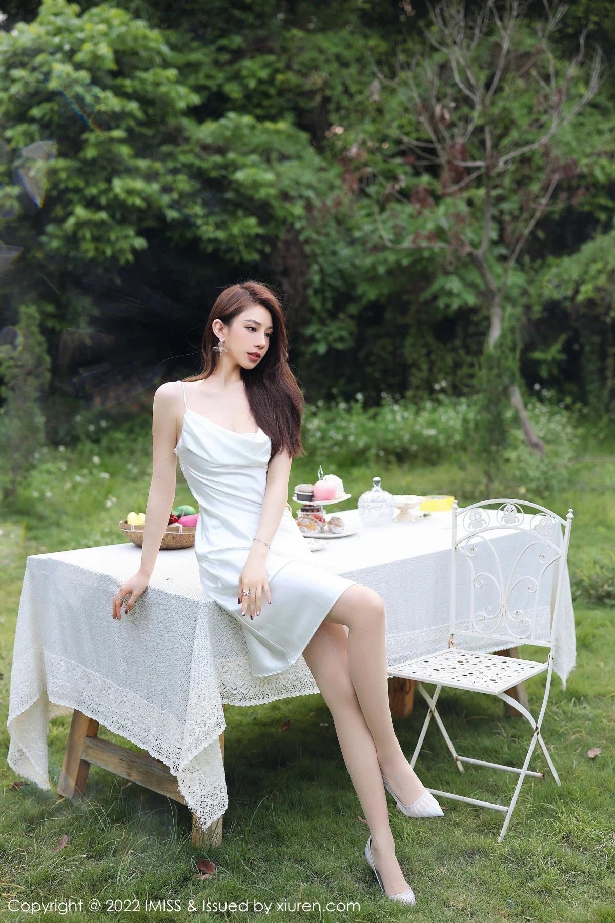 [IMISS愛蜜社]Vol.682_氣質女神Lynn劉奕寧戶外田園性感白色連身裙秀曼妙身材迷人寫真24P(24)