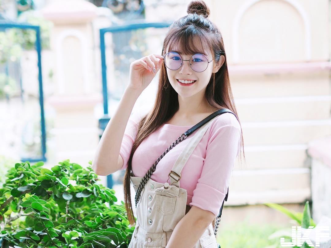 超萌系「电眼邻家女孩」这样不合法！性感背心透露「犯规尺寸」，原来身材这么好！-小湿妹图(17)