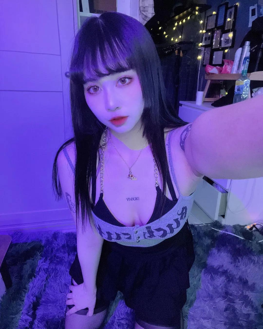 青花烟雨倾城美人「桃桃」狂秀白嫩雪乳太销魂　全面释放浓醇奶香引爆饥渴浪潮(42)