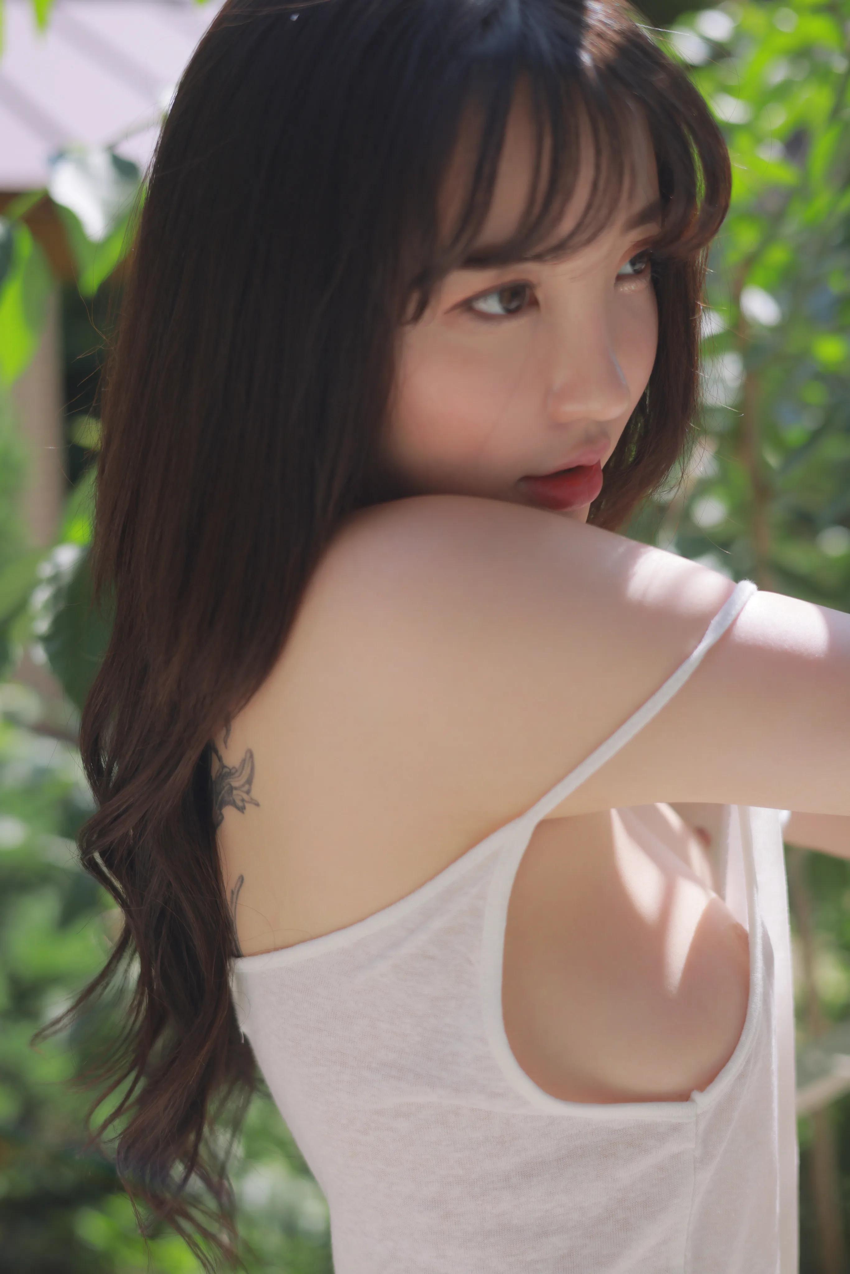 손예은(孙乐乐)《白色小背心》户外大露饱满美乳(33)