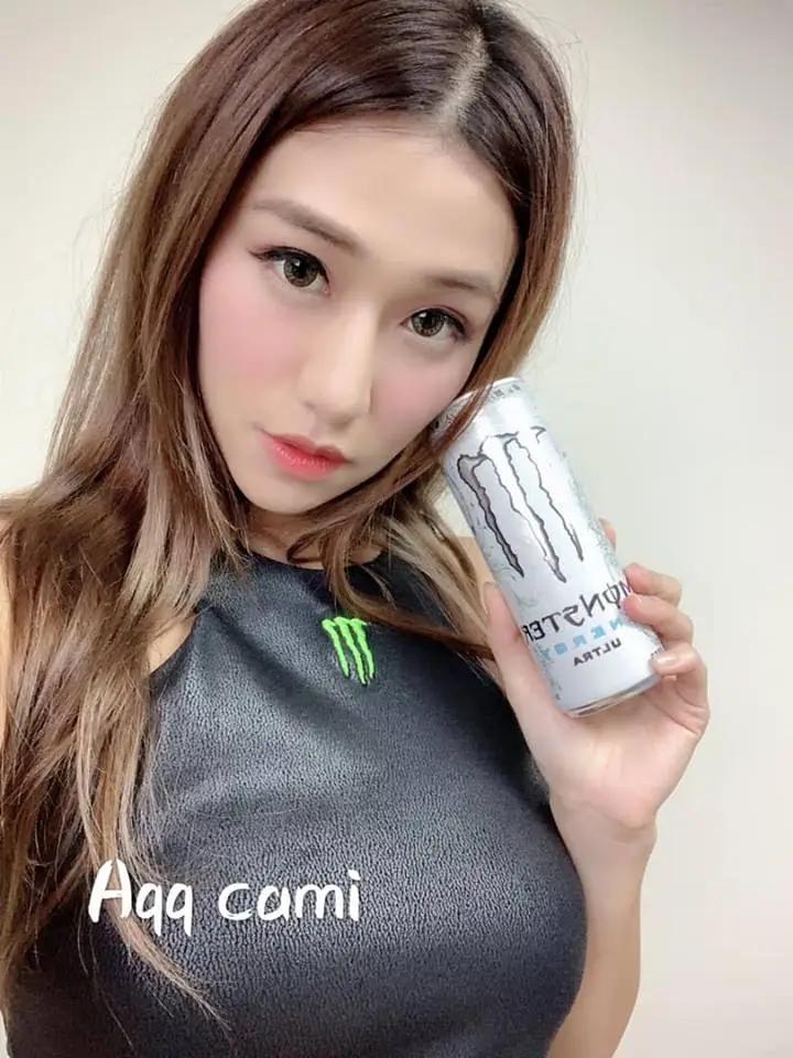 正妹打游戏94吸睛！F级辣模「Aqqcami」低胸洋装称霸展场 大家排队打她中路啦～(9)