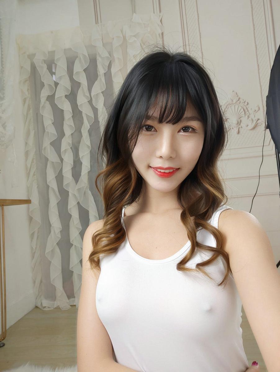 抖娘·利世 白色死库水激凸自拍(4)