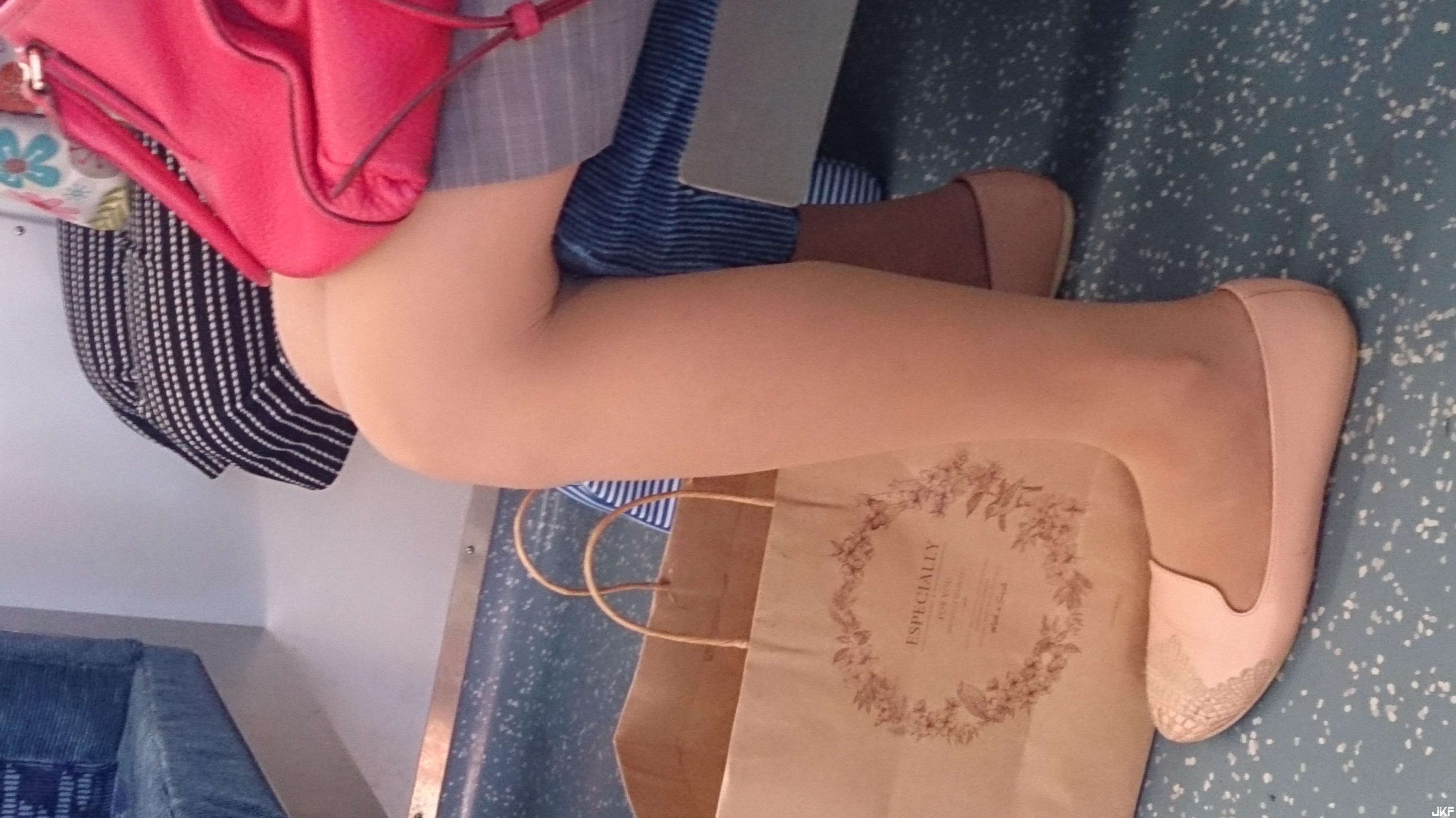 车上辣妹穿肉色的丝很诱人