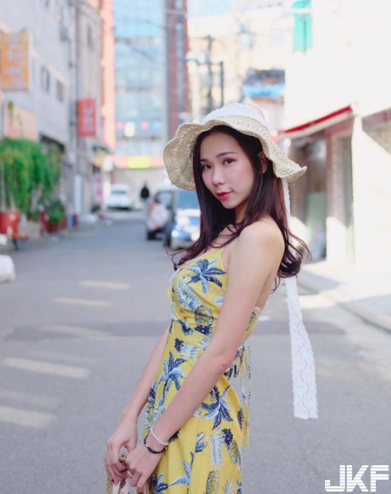 比基尼「气质奶妹」出水好身材！「深Ｖ爆乳」白皙美肌好厉害啊！(23)