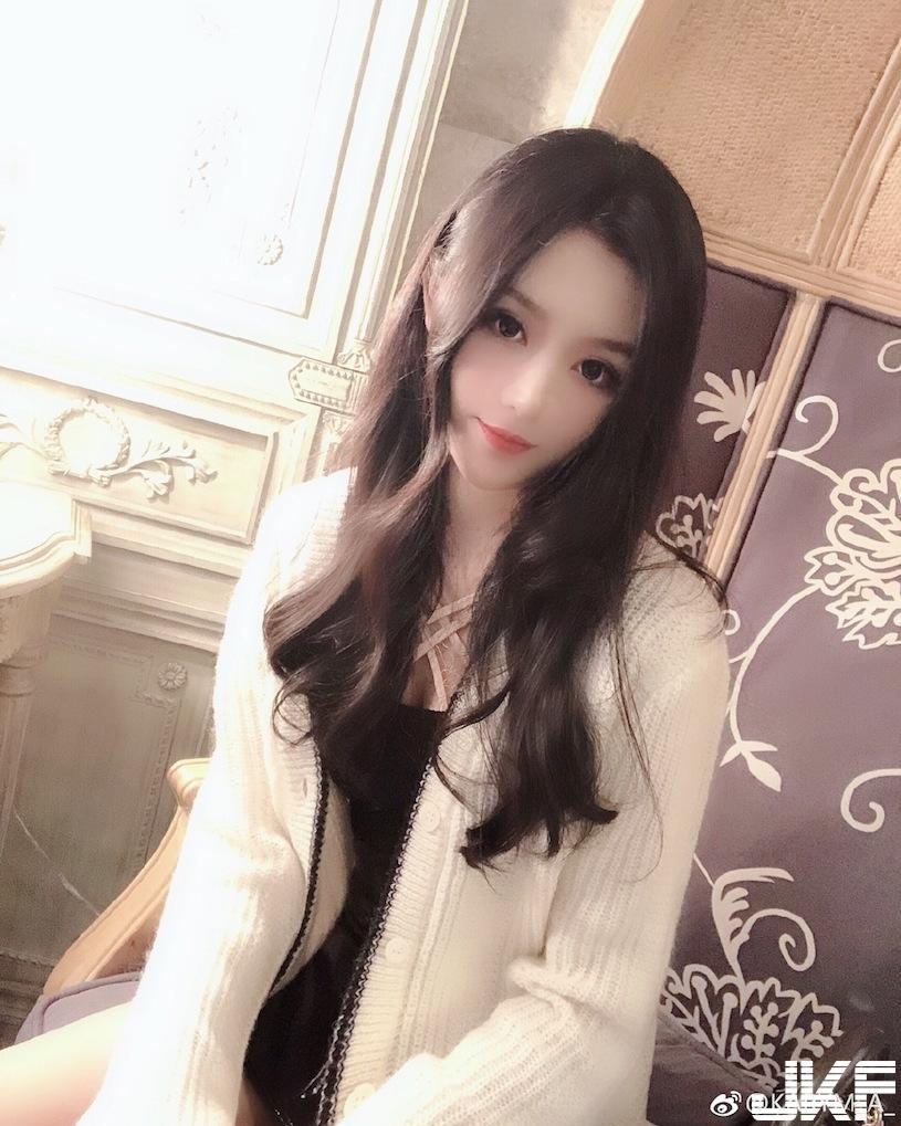 颜值超高的空姐「KARYM」，小巧脸蛋激似「真人版洋娃娃」！(5)