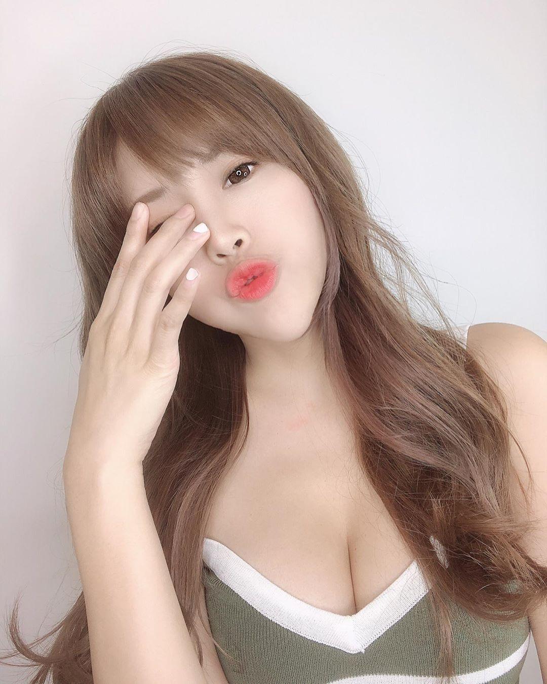 怎么最近女孩子都是瘦瘦的 但是胸部大大的 小恰子(7)