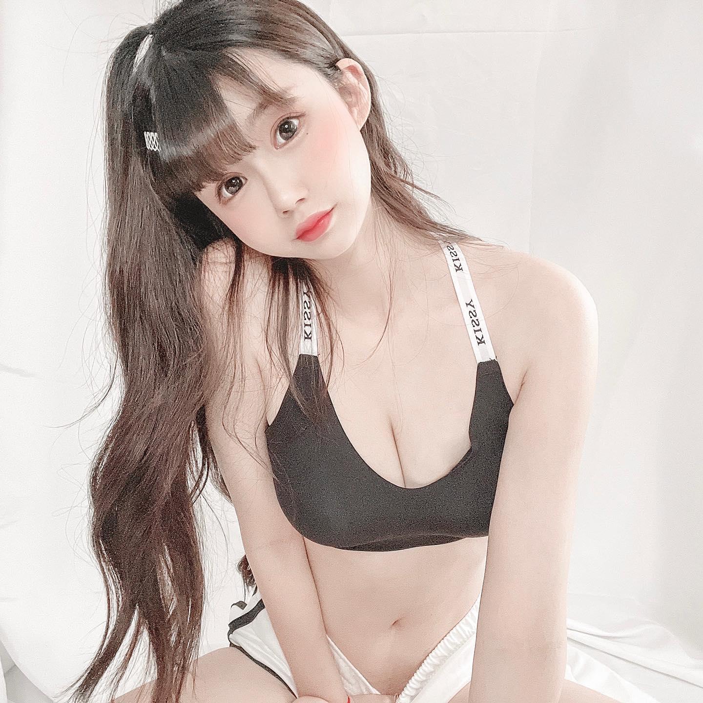 长腿甜心「瑜瑜」S形身段秀豪乳！波涛胸涌仿佛「奶浪袭来」还大秀白嫩美腿(4)