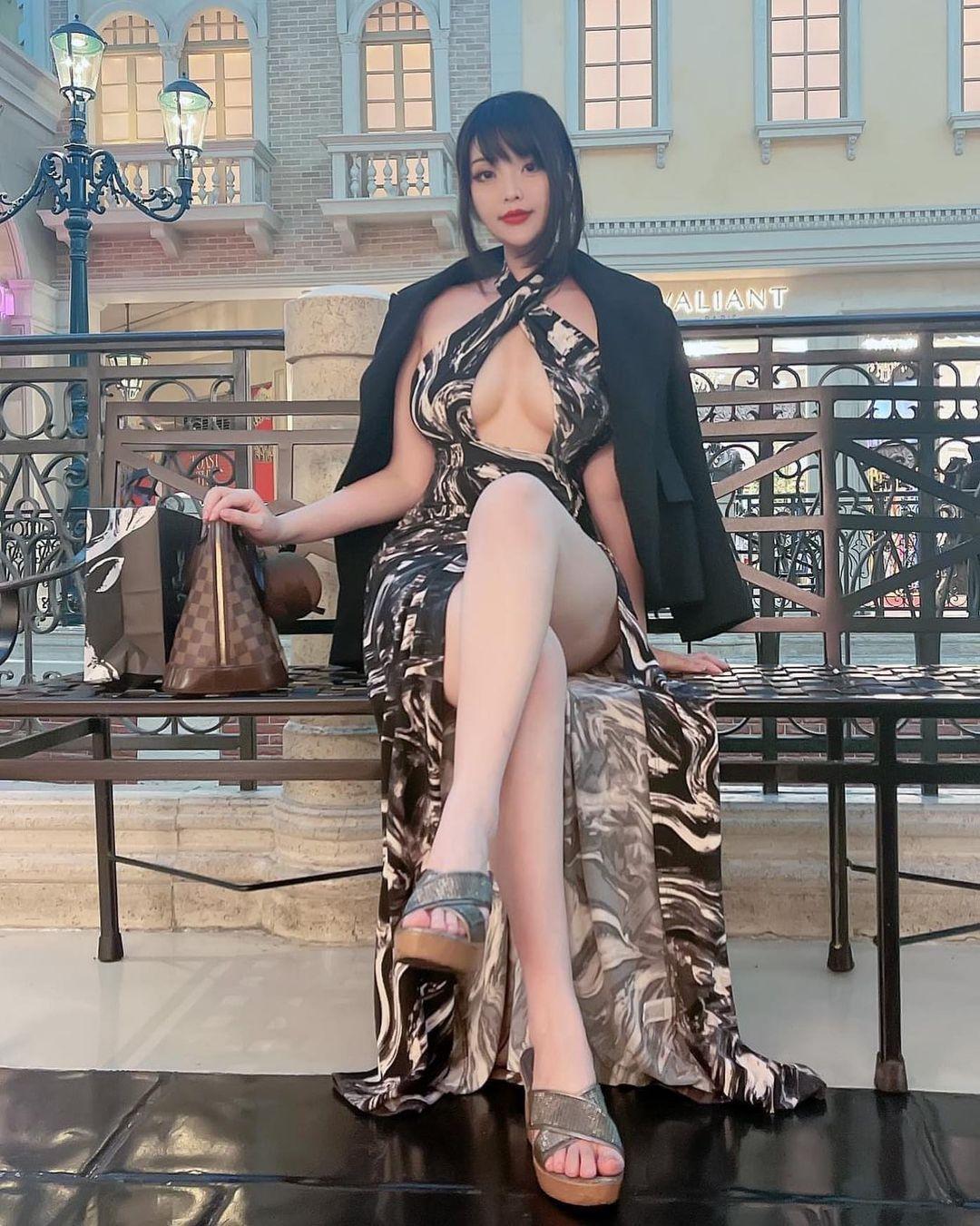 爆乳Coser「Hana Bunny」凶狠大奶视角太害羞啦，「白嫩三角洲」让人喷血！(2)