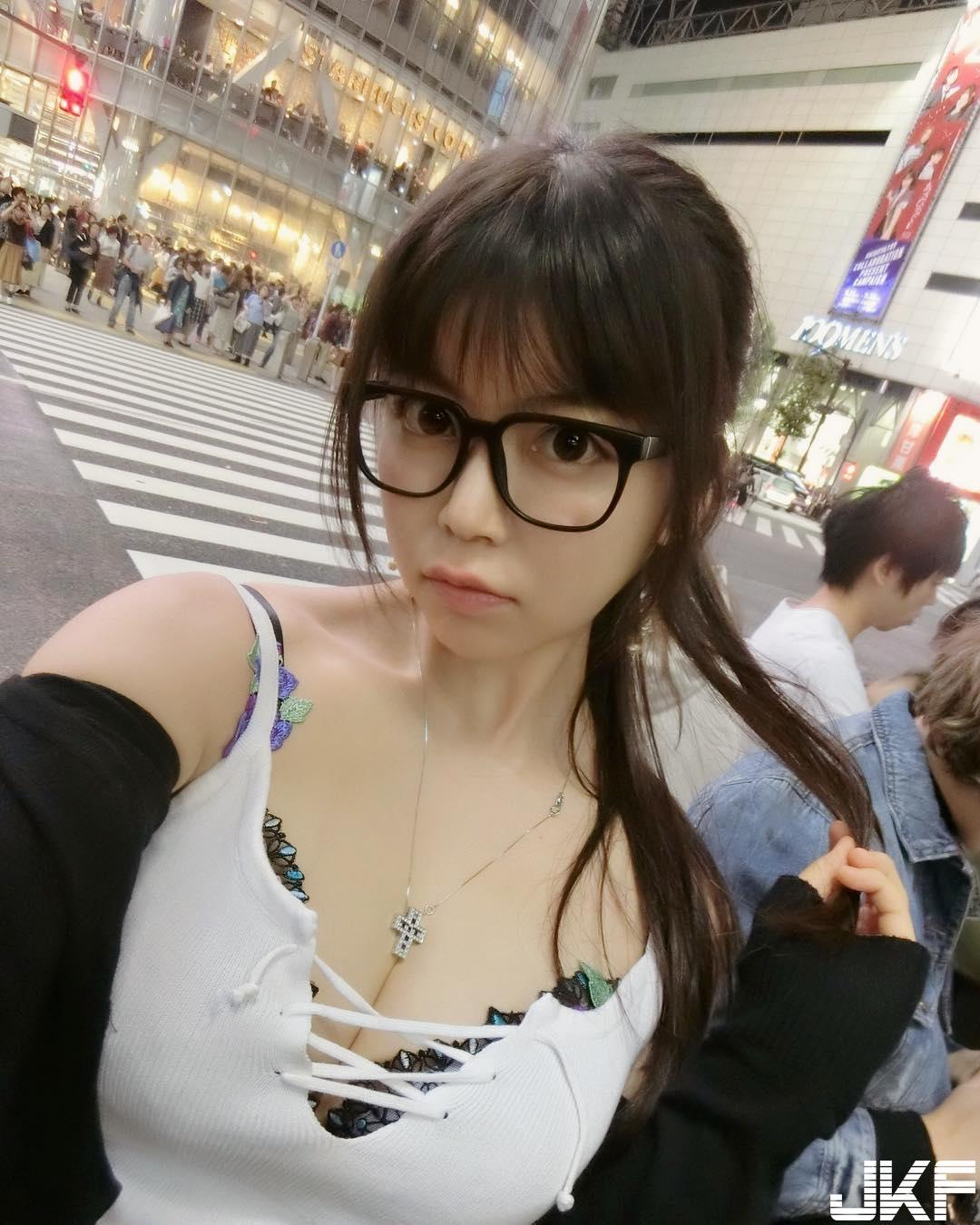 书局惊见「巨乳正妹」露半球　浑圆奶球「霸气侧露」！原来是个暴露狂！(9)