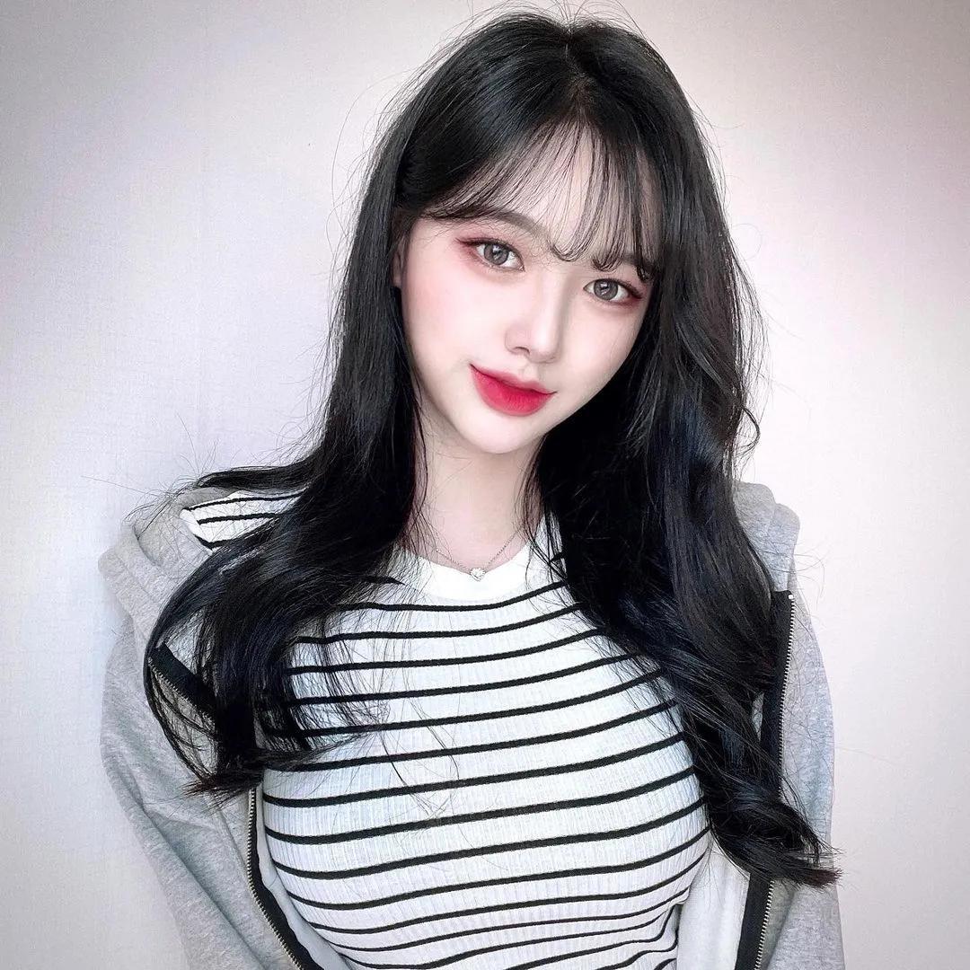 白皙正妹用餐时「乳量爆表」，「火辣的曲线」让人好想认识！(8)