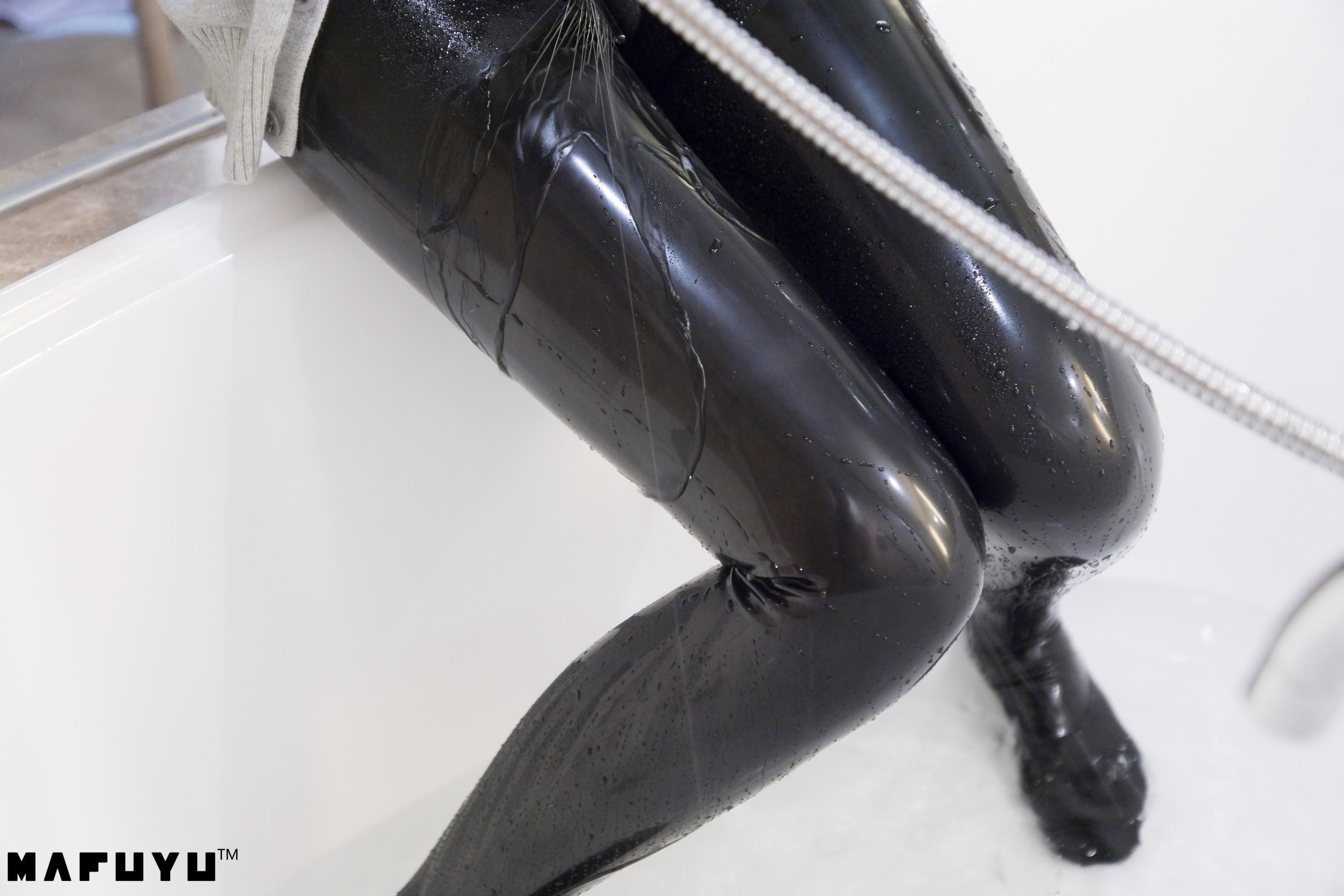 神楽坂真冬《胶袜系列》凸显美腿形状最勾人(45)