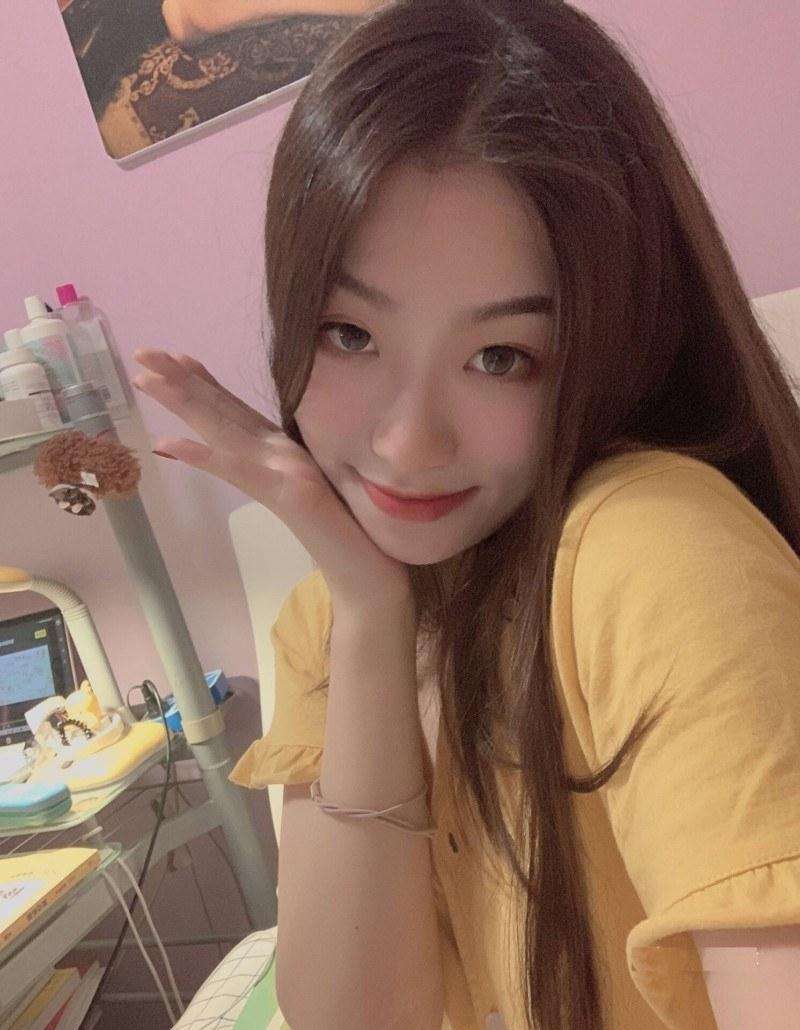 正妹老师大胆自拍～乳晕粉嫩嫩！(2)