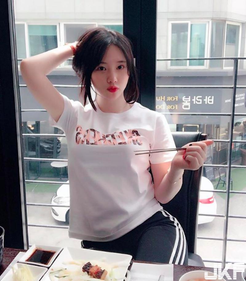 「大奶花艺老师」上围太丰满！上她的课好难专心！白嫩美乳不弯腰都快炸出来！(13)