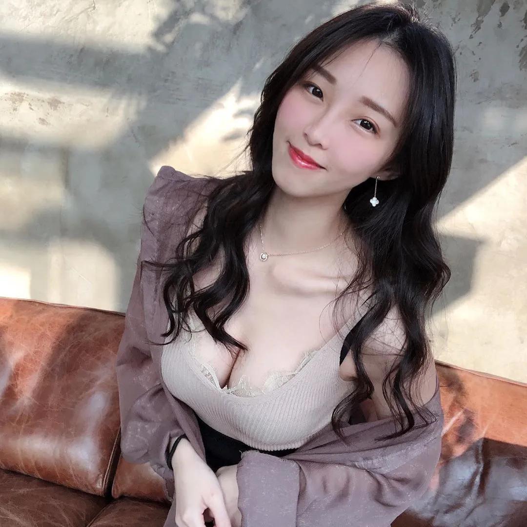 钢琴、琵琶她都会！性感才女「蔡凡凡」气质脸蛋下，竟还有著「E 级棒」好身材！(27)