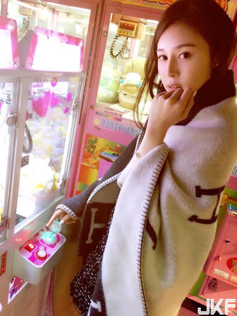 超赞！超凶悍「白皙美奶妹」豪乳整颗快炸出来！诱惑的「邪恶按摩照」让人受不了…-小湿妹图(5)