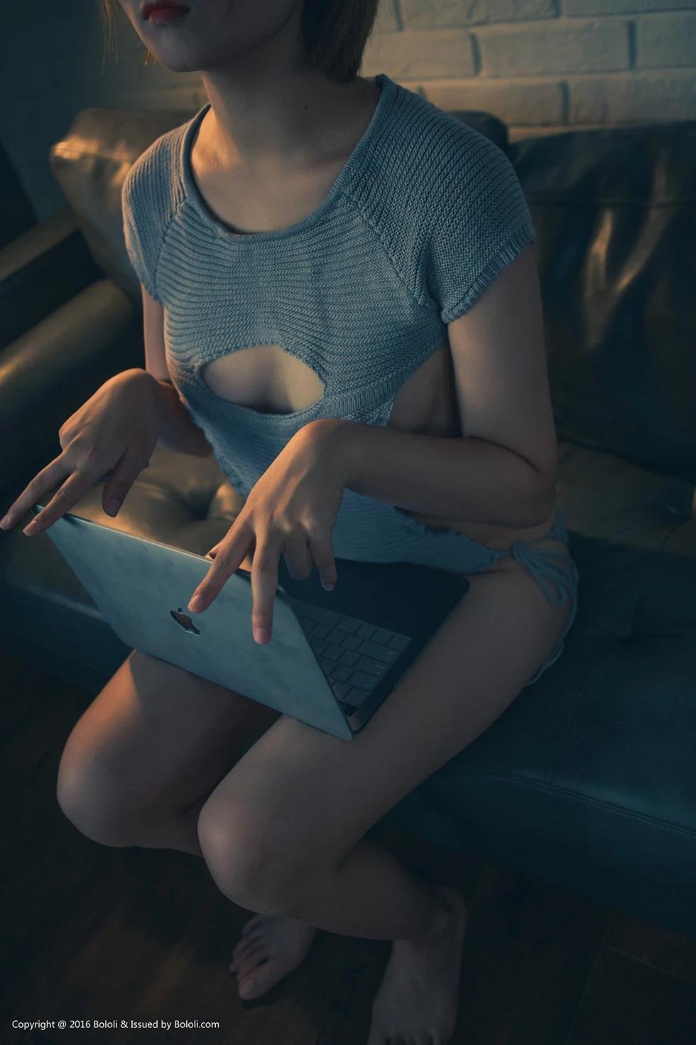 [BoLoli波蘿社新刊]Vol.105_性感萌妹黑黑小方塊三點式內衣加真空毛衣誘惑寫真41P(24)