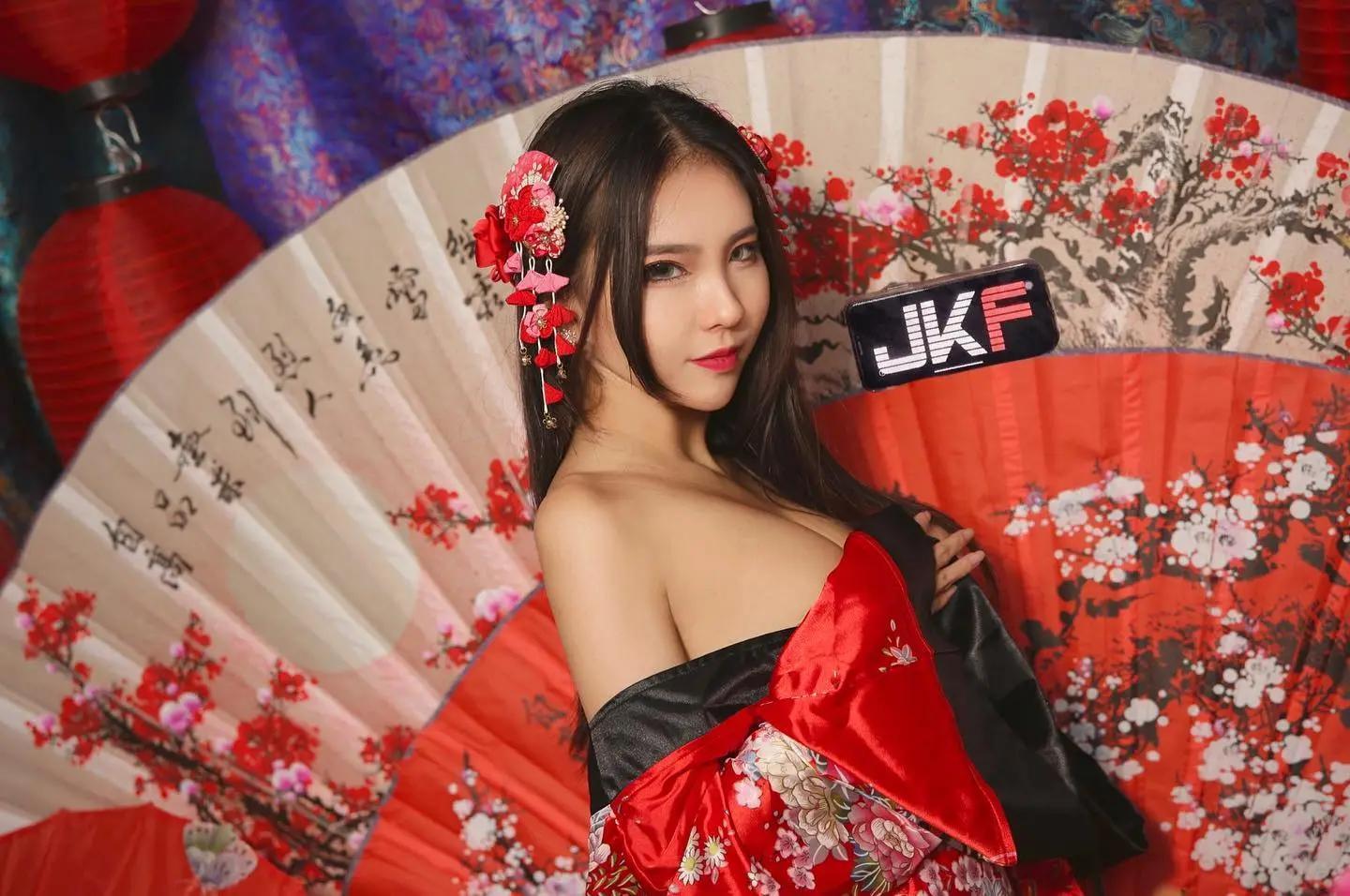 「釉釉」性感小恶魔 展现饱满火辣身材(4)