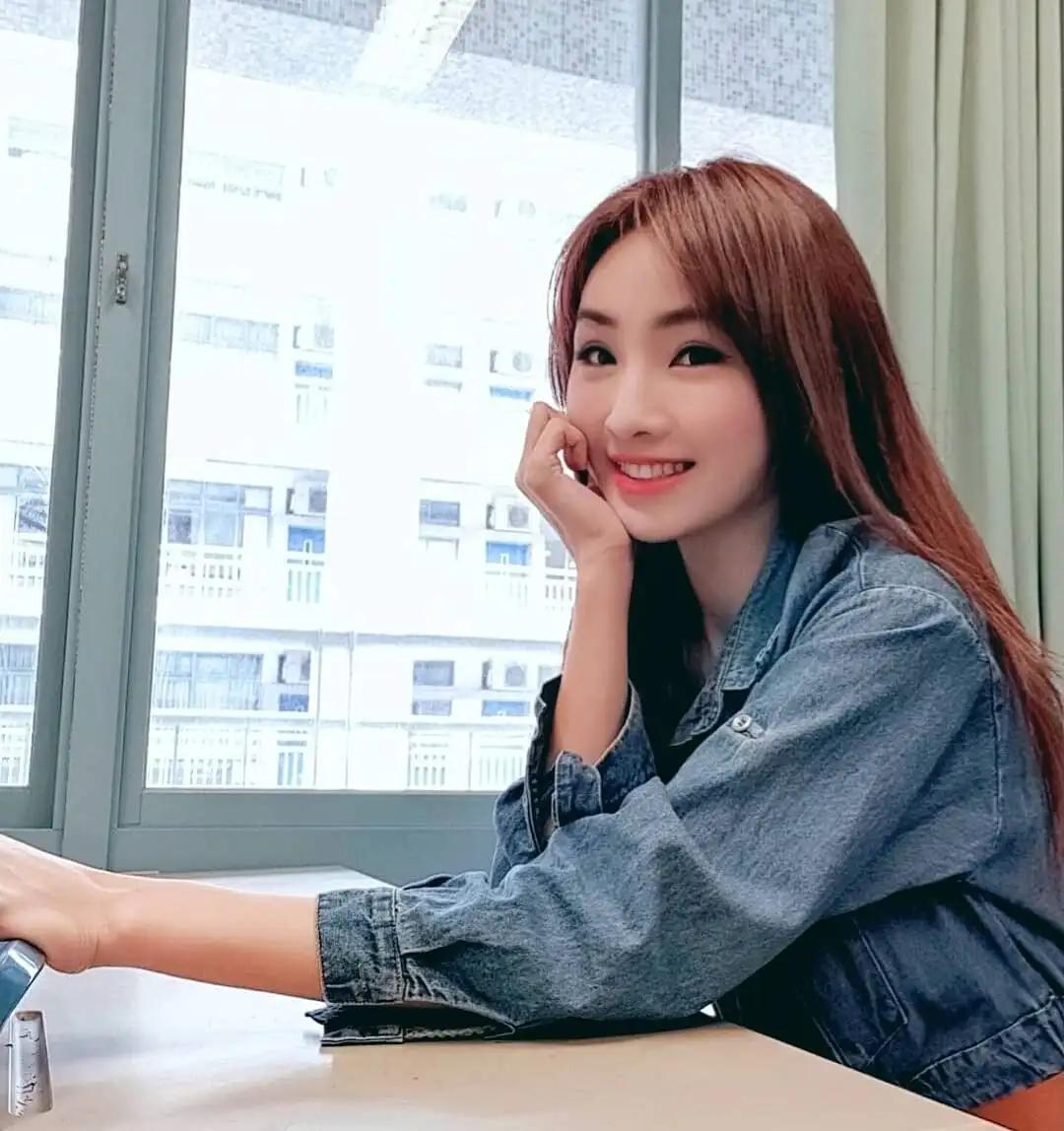 选课系统要爆啦！最辣女讲师「张佳莹」梳起马尾性感授课，窈窕曲线让台下学生断了理智-小湿妹图(4)