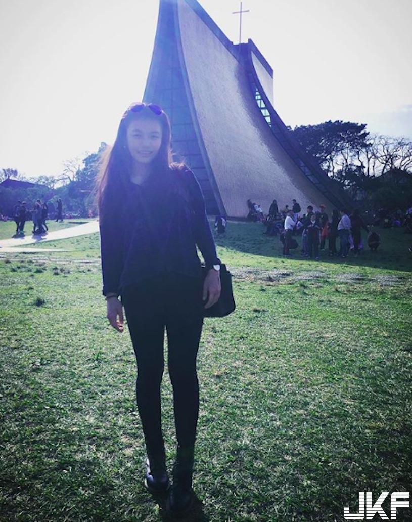 信义房屋「爆奶女房仲」身材太op，服务亲切「G奶美乳」网友：签，都签！