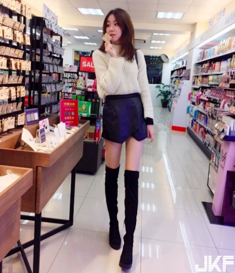「优质空姐」退役后依然美丽！海边大秀长腿美背！还有「水嫩小美臀」！(16)