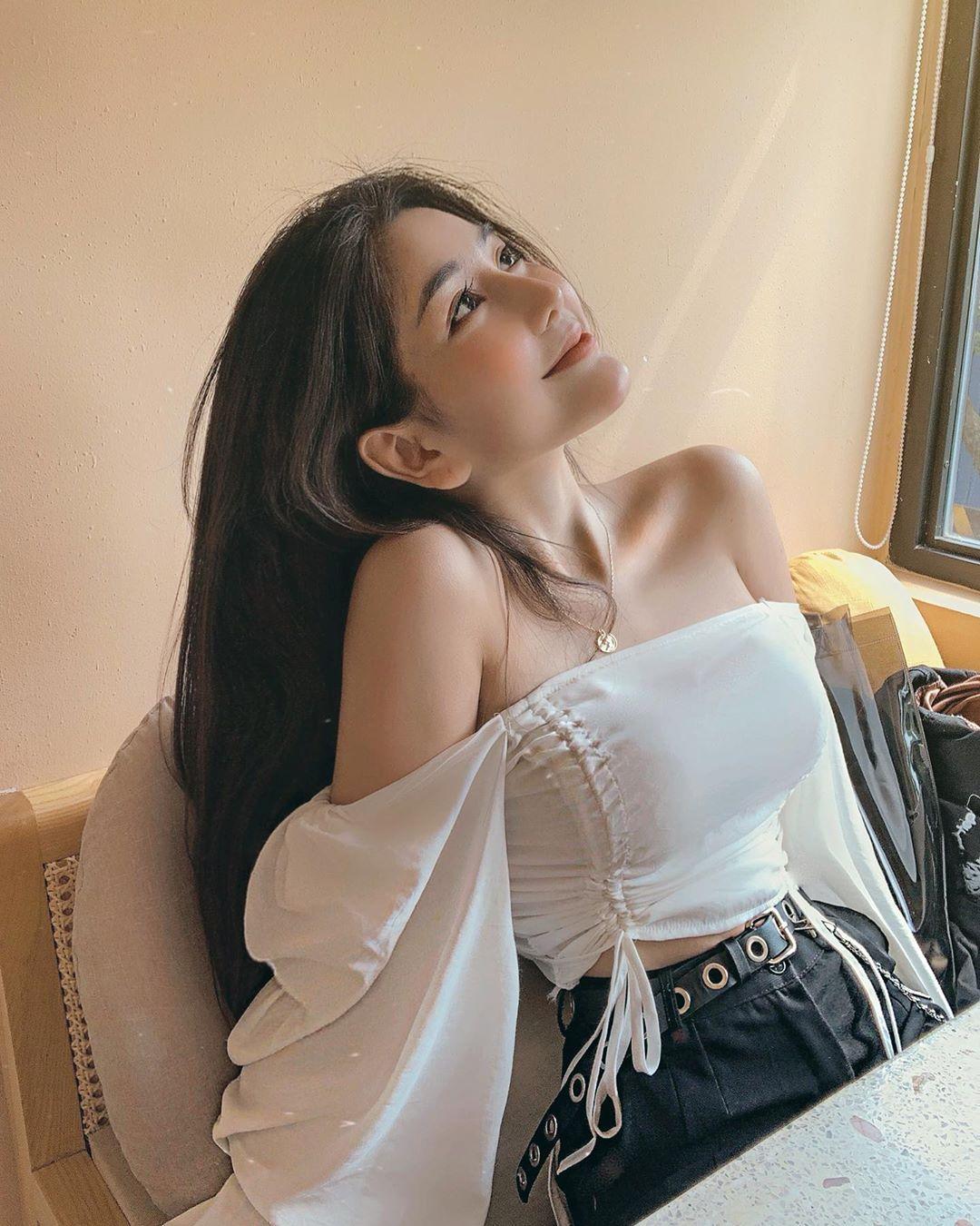 快撑爆啦！越南巨乳校花「Chin」奥黛包不住浑圆巨波　火辣S曲线超引人遐想-小湿妹图(14)