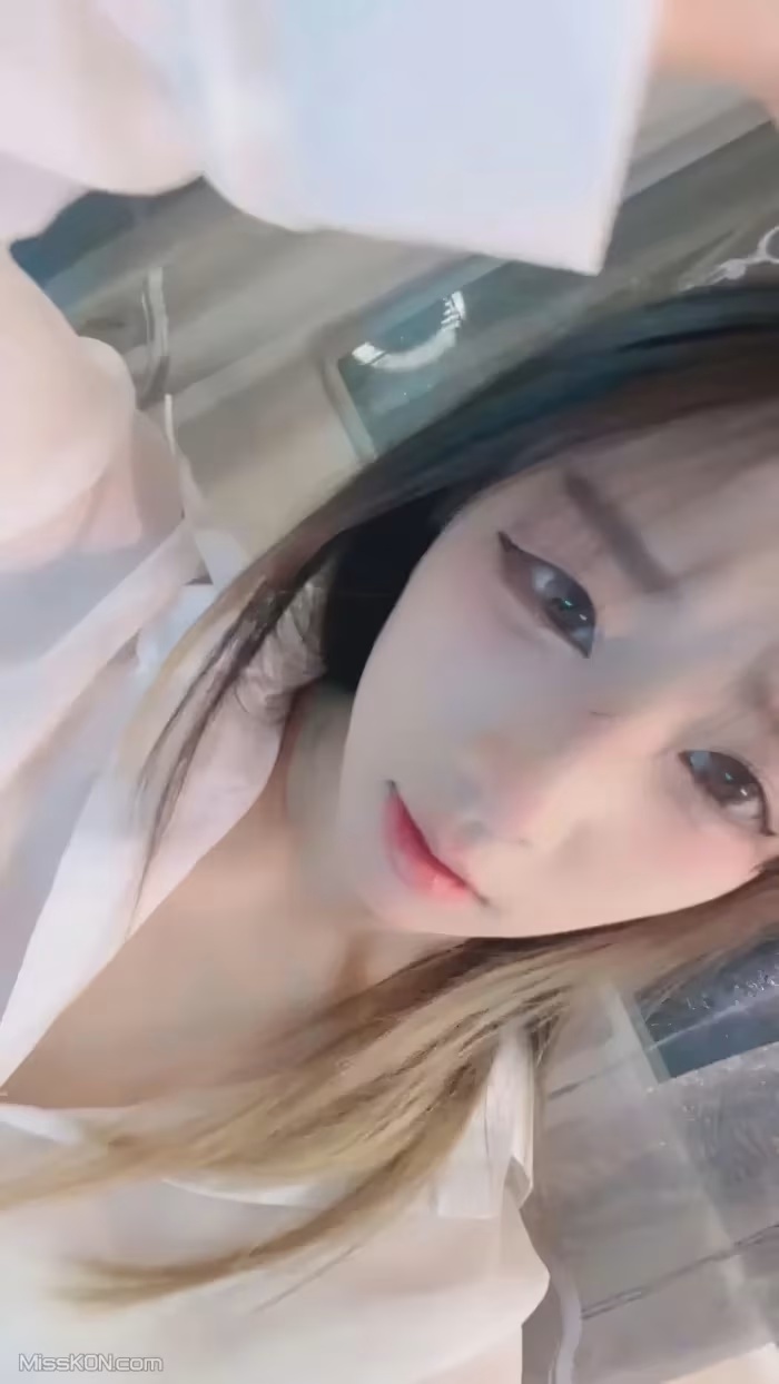 小鈴鐺： 愛玩道具的小仙女 道具狂插 水流不停 (24 photos + 3 videos)