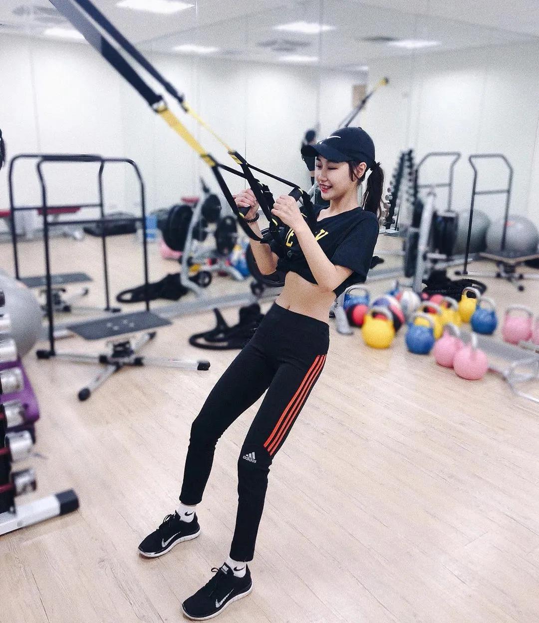 太杀惹不起！跆拳道黑带正妹「钟心亚Dora」水灵大眼五官精致，纤长美腿一踢就让人晕！(3)