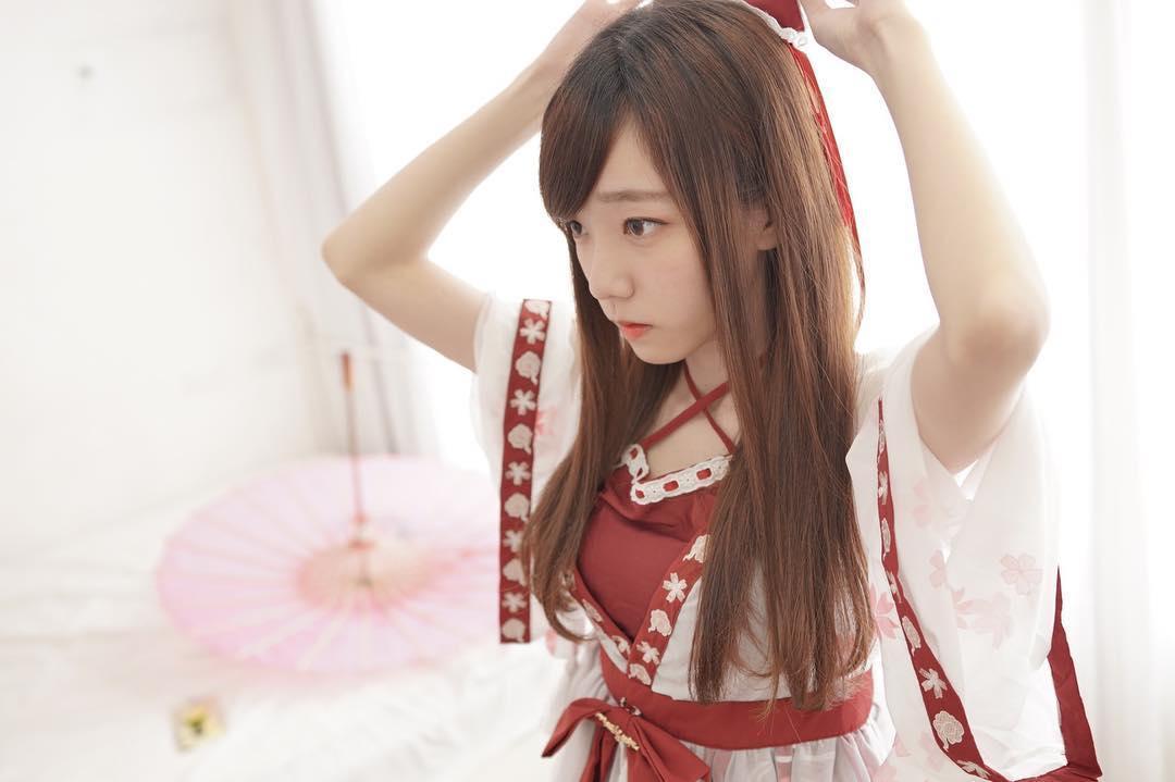 大眼甜心「姵仪」充满奶香味！超深沟「白皙大奶」太诱人，让直播粉丝都疯啦！(2)