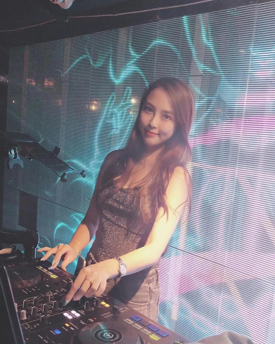 So deep！香港辣妹「张若绮Angus」弯腰翘臀牵引风筝，倒出嫩乳男粉也想一起共欢！(17)