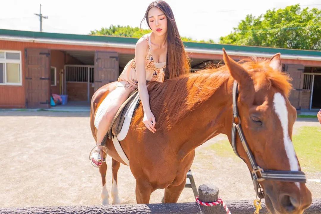 唐芮 大露性感事业线!不由想再多看几眼啊(4)